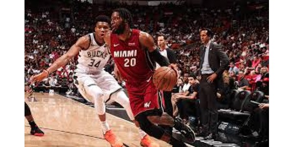 Pogba indossa una maglia Miami Heat